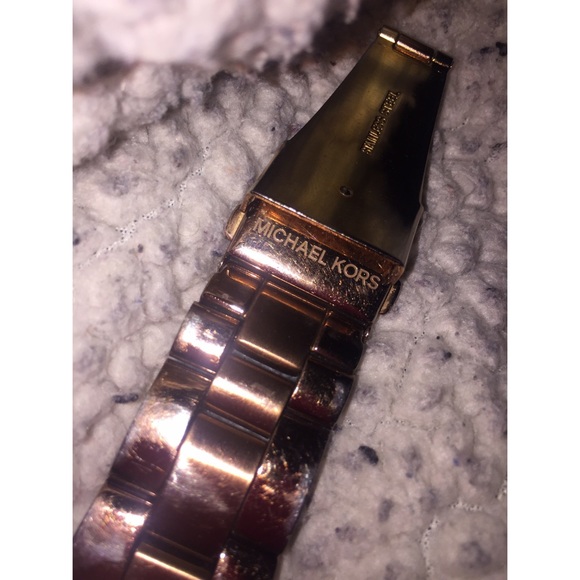 💕😍MAKE AN OFFER! MICHAEL KORS ROSE GOLD WATCH💕 - Picture 2 of 6